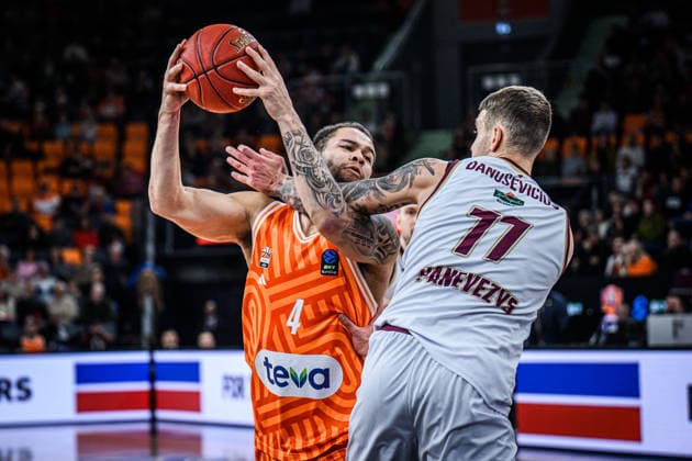 Christopher Ledlum (ratiopharm ulm) und Paulius Danusevicius (Lietkabelis Panevezys) im Zweikampf waehrend des EuroCup spiels zwischen ratiopharm ulm vs Lietkabelis Panevezys in der ratiopharm Arena am 02. January 2026 in Neu-Ulm, Deutschland. (Foto von Harry Langer DeFodi Images) +++ Christopher Ledlum (ratiopharm ulm) und Paulius Danusevicius (Lietkabelis Panevezys) battle for the ball during the EuroCup match between ratiopharm ulm vs Lietkabelis Panevezys at ratiopharm Arena on January 2, 2026 in Neu-Ulm, Germany. (Photo by Harry Langer DeFodi Images) (Photo by Harry Langer DeFodi Images) -