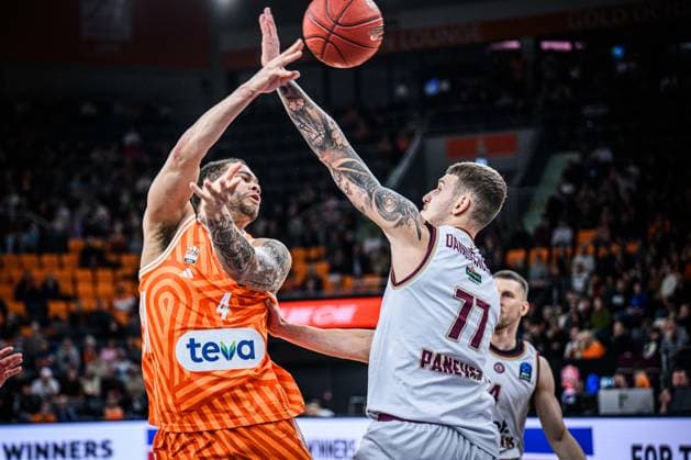 Christopher Ledlum (ratiopharm ulm) und Paulius Danusevicius (Lietkabelis Panevezys) im Zweikampf waehrend des EuroCup spiels zwischen ratiopharm ulm vs Lietkabelis Panevezys in der ratiopharm Arena am 02. January 2026 in Neu-Ulm, Deutschland. (Foto von Harry Langer DeFodi Images) +++ Christopher Ledlum (ratiopharm ulm) und Paulius Danusevicius (Lietkabelis Panevezys) battle for the ball during the EuroCup match between ratiopharm ulm vs Lietkabelis Panevezys at ratiopharm Arena on January 2, 2026 in Neu-Ulm, Germany. (Photo by Harry Langer DeFodi Images) (Photo by Harry Langer DeFodi Images) -