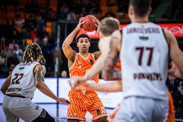 Michael Flowers (Lietkabelis Panevezys), Mark Smith (ratiopharm ulm), Christian Sengfelder (ratiopharm ulm) und Paulius Danusevicius (Lietkabelis Panevezys) im Zweikampf waehrend des EuroCup spiels zwischen ratiopharm ulm vs Lietkabelis Panevezys in der ratiopharm Arena am 02. January 2026 in Neu-Ulm, Deutschland. (Foto von Harry Langer DeFodi Images) +++ Michael Flowers (Lietkabelis Panevezys), Mark Smith (ratiopharm ulm), Christian Sengfelder (ratiopharm ulm) und Paulius Danusevicius (Lietkabelis Panevezys) battle for the ball during the EuroCup match between ratiopharm ulm vs Lietkabelis Panevezys at ratiopharm Arena on January 2, 2026 in Neu-Ulm, Germany. (Photo by Harry Langer DeFodi Images) (Photo by Harry Langer DeFodi Images) -