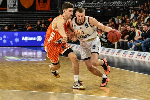 BKT Euro Cup; Ratiopharm Ulm gegen Lietkabelis Panevezys, Ratiopharm Arena Ulm, 02.01.2026 Justas Furmanavicius (BC Lietkabelis Panevezys, 4) gegen Diego Garavaglia (Ratiopharm Ulm, 23) Ulm 02.01.2026. 12 Spieltag BKT EuroCup, Ratiopharm Ulm gegen Lietkabelis Panevezys, Ratiopharm Arena Ulm Copyright: xBEAUTIFULxSPORTS Märklx