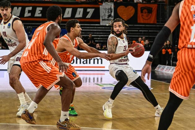 BKT Euro Cup; Ratiopharm Ulm gegen Lietkabelis Panevezys, Ratiopharm Arena Ulm, 02.01.2026 Michael Flowers (BC Lietkabelis Panevezys, 22) gegen Mark Smith (Ratiopharm Ulm, 13) Ulm 02.01.2026. 12 Spieltag BKT EuroCup, Ratiopharm Ulm gegen Lietkabelis Panevezys, Ratiopharm Arena Ulm Copyright: xBEAUTIFULxSPORTS Märklx