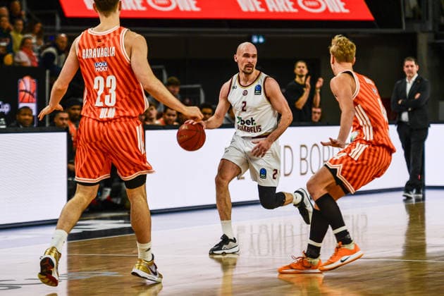 BKT Euro Cup; Ratiopharm Ulm gegen Lietkabelis Panevezys, Ratiopharm Arena Ulm, 02.01.2026 Dovis Bickauskis (BC Lietkabelis Panevezys, 2) gegen Diego Garavaglia (Ratiopharm Ulm, 23) Ulm 02.01.2026. 12 Spieltag BKT EuroCup, Ratiopharm Ulm gegen Lietkabelis Panevezys, Ratiopharm Arena Ulm Copyright: xBEAUTIFULxSPORTS Märklx