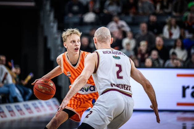 Teo Milicic (ratiopharm ulm) und Dovis Bickauskis (Lietkabelis Panevezys) im Zweikampf waehrend des EuroCup spiels zwischen ratiopharm ulm vs Lietkabelis Panevezys in der ratiopharm Arena am 02. January 2026 in Neu-Ulm, Deutschland. (Foto von Harry Langer DeFodi Images) +++ Teo Milicic (ratiopharm ulm) und Dovis Bickauskis (Lietkabelis Panevezys) battle for the ball during the EuroCup match between ratiopharm ulm vs Lietkabelis Panevezys at ratiopharm Arena on January 2, 2026 in Neu-Ulm, Germany. (Photo by Harry Langer DeFodi Images) (Photo by Harry Langer DeFodi Images) -