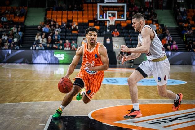 Mark Smith (ratiopharm ulm) und Justas Furmanavicius (Lietkabelis Panevezys) im Zweikampf waehrend des EuroCup spiels zwischen ratiopharm ulm vs Lietkabelis Panevezys in der ratiopharm Arena am 02. January 2026 in Neu-Ulm, Deutschland. (Foto von Harry Langer DeFodi Images) +++ Mark Smith (ratiopharm ulm) und Justas Furmanavicius (Lietkabelis Panevezys) battle for the ball during the EuroCup match between ratiopharm ulm vs Lietkabelis Panevezys at ratiopharm Arena on January 2, 2026 in Neu-Ulm, Germany. (Photo by Harry Langer DeFodi Images) (Photo by Harry Langer DeFodi Images) -