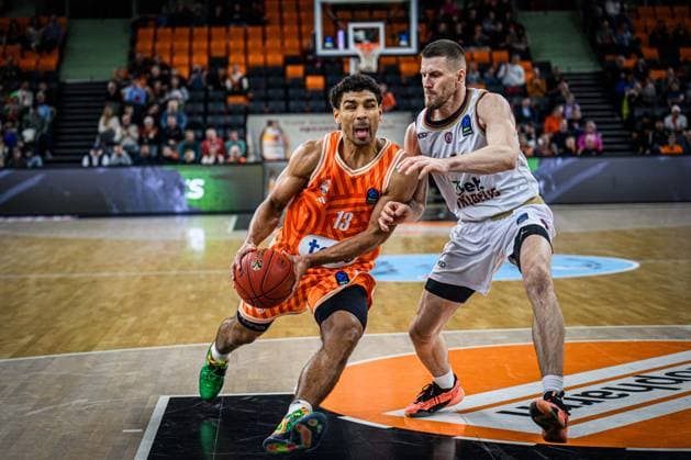 Mark Smith (ratiopharm ulm) und Justas Furmanavicius (Lietkabelis Panevezys) im Zweikampf waehrend des EuroCup spiels zwischen ratiopharm ulm vs Lietkabelis Panevezys in der ratiopharm Arena am 02. January 2026 in Neu-Ulm, Deutschland. (Foto von Harry Langer DeFodi Images) +++ Mark Smith (ratiopharm ulm) und Justas Furmanavicius (Lietkabelis Panevezys) battle for the ball during the EuroCup match between ratiopharm ulm vs Lietkabelis Panevezys at ratiopharm Arena on January 2, 2026 in Neu-Ulm, Germany. (Photo by Harry Langer DeFodi Images) (Photo by Harry Langer DeFodi Images) -