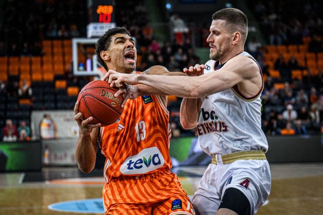 Mark Smith (ratiopharm ulm) und Justas Furmanavicius (Lietkabelis Panevezys) im Zweikampf waehrend des EuroCup spiels zwischen ratiopharm ulm vs Lietkabelis Panevezys in der ratiopharm Arena am 02. January 2026 in Neu-Ulm, Deutschland. (Foto von Harry Langer DeFodi Images) +++ Mark Smith (ratiopharm ulm) und Justas Furmanavicius (Lietkabelis Panevezys) battle for the ball during the EuroCup match between ratiopharm ulm vs Lietkabelis Panevezys at ratiopharm Arena on January 2, 2026 in Neu-Ulm, Germany. (Photo by Harry Langer DeFodi Images) (Photo by Harry Langer DeFodi Images) -