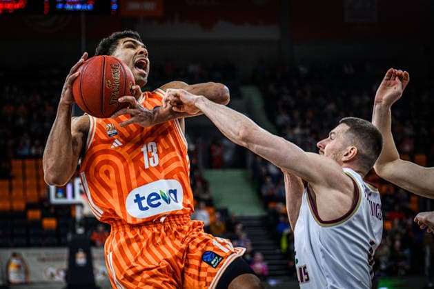 Mark Smith (ratiopharm ulm) und Justas Furmanavicius (Lietkabelis Panevezys) im Zweikampf waehrend des EuroCup spiels zwischen ratiopharm ulm vs Lietkabelis Panevezys in der ratiopharm Arena am 02. January 2026 in Neu-Ulm, Deutschland. (Foto von Harry Langer DeFodi Images) +++ Mark Smith (ratiopharm ulm) und Justas Furmanavicius (Lietkabelis Panevezys) battle for the ball during the EuroCup match between ratiopharm ulm vs Lietkabelis Panevezys at ratiopharm Arena on January 2, 2026 in Neu-Ulm, Germany. (Photo by Harry Langer DeFodi Images) (Photo by Harry Langer DeFodi Images) -