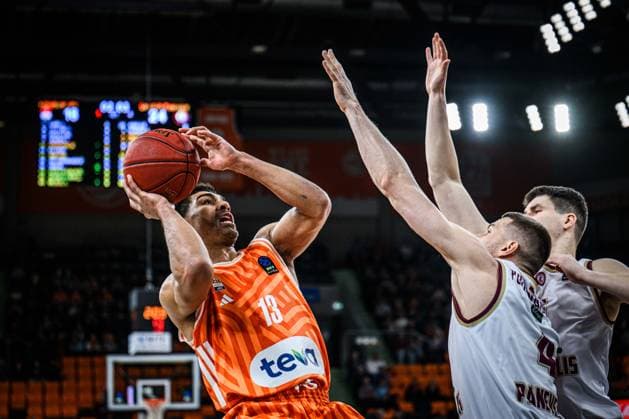 Mark Smith (ratiopharm ulm) und Justas Furmanavicius (Lietkabelis Panevezys) im Zweikampf waehrend des EuroCup spiels zwischen ratiopharm ulm vs Lietkabelis Panevezys in der ratiopharm Arena am 02. January 2026 in Neu-Ulm, Deutschland. (Foto von Harry Langer DeFodi Images) +++ Mark Smith (ratiopharm ulm) und Justas Furmanavicius (Lietkabelis Panevezys) battle for the ball during the EuroCup match between ratiopharm ulm vs Lietkabelis Panevezys at ratiopharm Arena on January 2, 2026 in Neu-Ulm, Germany. (Photo by Harry Langer DeFodi Images) (Photo by Harry Langer DeFodi Images) -