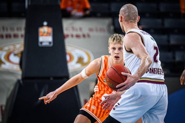 Teo Milicic (ratiopharm ulm) und Dovis Bickauskis (Lietkabelis Panevezys) im Zweikampf waehrend des EuroCup spiels zwischen ratiopharm ulm vs Lietkabelis Panevezys in der ratiopharm Arena am 02. January 2026 in Neu-Ulm, Deutschland. (Foto von Harry Langer DeFodi Images) +++ Teo Milicic (ratiopharm ulm) und Dovis Bickauskis (Lietkabelis Panevezys) battle for the ball during the EuroCup match between ratiopharm ulm vs Lietkabelis Panevezys at ratiopharm Arena on January 2, 2026 in Neu-Ulm, Germany. (Photo by Harry Langer DeFodi Images) (Photo by Harry Langer DeFodi Images) -