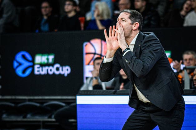 Head Coach Ty Harrelson (ratiopharm ulm) gestikuliert, gestik waehrend des EuroCup spiels zwischen ratiopharm ulm vs Lietkabelis Panevezys in der ratiopharm Arena am 02. January 2026 in Neu-Ulm, Deutschland. (Foto von Harry Langer DeFodi Images) +++ Head Coach Ty Harrelson (ratiopharm ulm) gestures during the EuroCup match between ratiopharm ulm vs Lietkabelis Panevezys at ratiopharm Arena on January 2, 2026 in Neu-Ulm, Germany. (Photo by Harry Langer DeFodi Images) (Photo by Harry Langer DeFodi Images) -