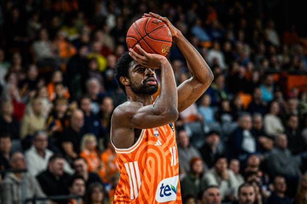 Malik Osborne (ratiopharm ulm) in Aktion, am Ball, Einzelaktion waehrend des EuroCup spiels zwischen ratiopharm ulm vs Lietkabelis Panevezys in der ratiopharm Arena am 02. January 2026 in Neu-Ulm, Deutschland. (Foto von Harry Langer DeFodi Images) +++ Malik Osborne (ratiopharm ulm) controls the Ball during the EuroCup match between ratiopharm ulm vs Lietkabelis Panevezys at ratiopharm Arena on January 2, 2026 in Neu-Ulm, Germany. (Photo by Harry Langer DeFodi Images) (Photo by Harry Langer DeFodi Images) -