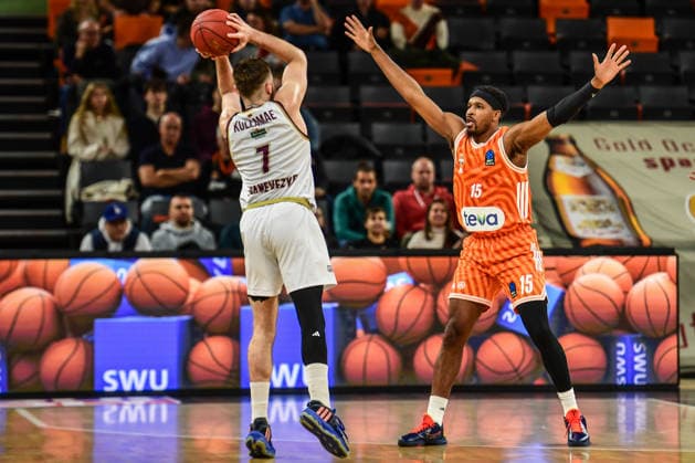 BKT Euro Cup; Ratiopharm Ulm gegen Lietkabelis Panevezys, Ratiopharm Arena Ulm, 02.01.2026 Kristian Kullamae (BC Lietkabelis Panevezys, 7) gegen Justin Simon (Ratiopharm Ulm, 15). Ulm 02.01.2026. 12 Spieltag BKT EuroCup, Ratiopharm Ulm gegen Lietkabelis Panevezys, Ratiopharm Arena Ulm Copyright: xBEAUTIFULxSPORTS Märklx