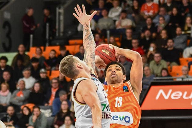 BKT Euro Cup; Ratiopharm Ulm gegen Lietkabelis Panevezys, Ratiopharm Arena Ulm, 02.01.2026 Mark Smith (Ratiopharm Ulm, 13) und Paulius Danusevicius (BC Lietkabelis Panevezys, 77) im defense Ulm 02.01.2026. 12 Spieltag BKT EuroCup, Ratiopharm Ulm gegen Lietkabelis Panevezys, Ratiopharm Arena Ulm Copyright: xBEAUTIFULxSPORTS Märklx