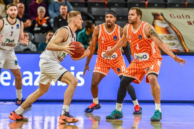 BKT Euro Cup; Ratiopharm Ulm gegen Lietkabelis Panevezys, Ratiopharm Arena Ulm, 02.01.2026 Justas Furmanavicius (BC Lietkabelis Panevezys, 4) gegen Christopher Ledlum (Ratiopharm Ulm, 4). Ulm 02.01.2026. 12 Spieltag BKT EuroCup, Ratiopharm Ulm gegen Lietkabelis Panevezys, Ratiopharm Arena Ulm Copyright: xBEAUTIFULxSPORTS Märklx