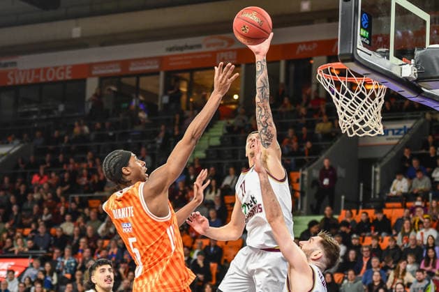 BKT Euro Cup; Ratiopharm Ulm gegen Lietkabelis Panevezys, Ratiopharm Arena Ulm, 02.01.2026 Mohamed Diakite (Ratiopharm Ulm, 5) am Korb und Paulius Danusevicius (BC Lietkabelis Panevezys, 77) im defense. Ulm 02.01.2026. 12 Spieltag BKT EuroCup, Ratiopharm Ulm gegen Lietkabelis Panevezys, Ratiopharm Arena Ulm Copyright: xBEAUTIFULxSPORTS Märklx