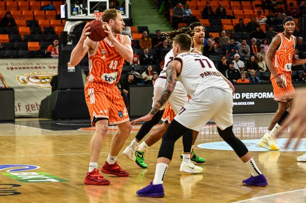 BKT Euro Cup; Ratiopharm Ulm gegen Lietkabelis Panevezys, Ratiopharm Arena Ulm, 02.01.2026 Christian Sengfelder (Ratiopharm Ulm, 43) gegen Paulius Danusevicius (BC Lietkabelis Panevezys, 77). Ulm 02.01.2026. 12 Spieltag BKT EuroCup, Ratiopharm Ulm gegen Lietkabelis Panevezys, Ratiopharm Arena Ulm Copyright: xBEAUTIFULxSPORTS Märklx