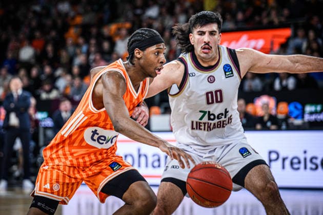 Mohamed Diakite (ratiopharm ulm) und Fardaws Aimaq (Lietkabelis Panevezys) im Zweikampf waehrend des EuroCup spiels zwischen ratiopharm ulm vs Lietkabelis Panevezys in der ratiopharm Arena am 02. January 2026 in Neu-Ulm, Deutschland. (Foto von Harry Langer DeFodi Images) +++ Mohamed Diakite (ratiopharm ulm) und Fardaws Aimaq (Lietkabelis Panevezys) battle for the ball during the EuroCup match between ratiopharm ulm vs Lietkabelis Panevezys at ratiopharm Arena on January 2, 2026 in Neu-Ulm, Germany. (Photo by Harry Langer DeFodi Images) (Photo by Harry Langer DeFodi Images) -