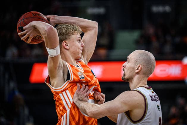 Teo Milicic (ratiopharm ulm) und Dovis Bickauskis (Lietkabelis Panevezys) im Zweikampf waehrend des EuroCup spiels zwischen ratiopharm ulm vs Lietkabelis Panevezys in der ratiopharm Arena am 02. January 2026 in Neu-Ulm, Deutschland. (Foto von Harry Langer DeFodi Images) +++ Teo Milicic (ratiopharm ulm) und Dovis Bickauskis (Lietkabelis Panevezys) battle for the ball during the EuroCup match between ratiopharm ulm vs Lietkabelis Panevezys at ratiopharm Arena on January 2, 2026 in Neu-Ulm, Germany. (Photo by Harry Langer DeFodi Images) (Photo by Harry Langer DeFodi Images) -