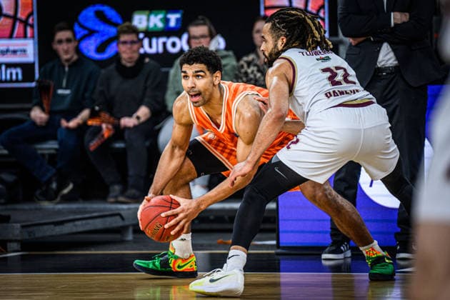 Mark Smith (ratiopharm ulm) und Michael Flowers (Lietkabelis Panevezys) im Zweikampf waehrend des EuroCup spiels zwischen ratiopharm ulm vs Lietkabelis Panevezys in der ratiopharm Arena am 02. January 2026 in Neu-Ulm, Deutschland. (Foto von Harry Langer DeFodi Images) +++ Mark Smith (ratiopharm ulm) und Michael Flowers (Lietkabelis Panevezys) battle for the ball during the EuroCup match between ratiopharm ulm vs Lietkabelis Panevezys at ratiopharm Arena on January 2, 2026 in Neu-Ulm, Germany. (Photo by Harry Langer DeFodi Images) (Photo by Harry Langer DeFodi Images) -