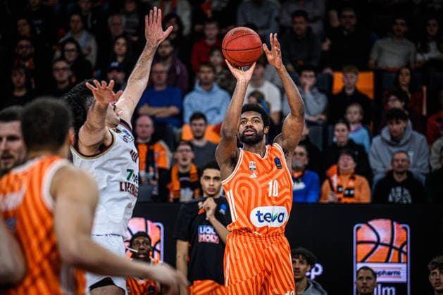 Fardaws Aimaq (Lietkabelis Panevezys) und Malik Osborne (ratiopharm ulm) im Zweikampf waehrend des EuroCup spiels zwischen ratiopharm ulm vs Lietkabelis Panevezys in der ratiopharm Arena am 02. January 2026 in Neu-Ulm, Deutschland. (Foto von Harry Langer DeFodi Images) +++ Fardaws Aimaq (Lietkabelis Panevezys) und Malik Osborne (ratiopharm ulm) battle for the ball during the EuroCup match between ratiopharm ulm vs Lietkabelis Panevezys at ratiopharm Arena on January 2, 2026 in Neu-Ulm, Germany. (Photo by Harry Langer DeFodi Images) (Photo by Harry Langer DeFodi Images) -