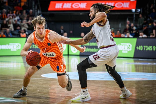 Tobias Jensen (ratiopharm ulm)v und Michael Flowers (Lietkabelis Panevezys) im Zweikampf waehrend des EuroCup spiels zwischen ratiopharm ulm vs Lietkabelis Panevezys in der ratiopharm Arena am 02. January 2026 in Neu-Ulm, Deutschland. (Foto von Harry Langer DeFodi Images) +++ Tobias Jensen (ratiopharm ulm)v und Michael Flowers (Lietkabelis Panevezys) battle for the ball during the EuroCup match between ratiopharm ulm vs Lietkabelis Panevezys at ratiopharm Arena on January 2, 2026 in Neu-Ulm, Germany. (Photo by Harry Langer DeFodi Images) (Photo by Harry Langer DeFodi Images) -