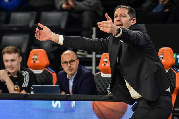BKT Euro Cup; Ratiopharm Ulm gegen Lietkabelis Panevezys, Ratiopharm Arena Ulm, 02.01.2026 Trainer Ty Harrelson (Ratiopharm Ulm) gewohnt aktiv beim coaching. Ulm 02.01.2026. 12 Spieltag BKT EuroCup, Ratiopharm Ulm gegen Lietkabelis Panevezys, Ratiopharm Arena Ulm Copyright: xBEAUTIFULxSPORTS Märklx