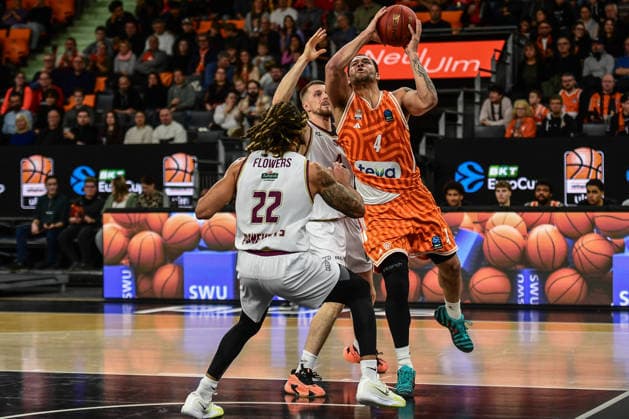 BKT Euro Cup; Ratiopharm Ulm gegen Lietkabelis Panevezys, Ratiopharm Arena Ulm, 02.01.2026 Christopher Ledlum (Ratiopharm Ulm, 4) gegen Michael Flowers (BC Lietkabelis Panevezys, 22). Ulm 02.01.2026. 12 Spieltag BKT EuroCup, Ratiopharm Ulm gegen Lietkabelis Panevezys, Ratiopharm Arena Ulm Copyright: xBEAUTIFULxSPORTS Märklx