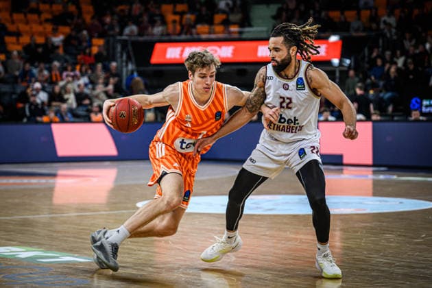 Tobias Jensen (ratiopharm ulm) und Michael Flowers (Lietkabelis Panevezys) im Zweikampf waehrend des EuroCup spiels zwischen ratiopharm ulm vs Lietkabelis Panevezys in der ratiopharm Arena am 02. January 2026 in Neu-Ulm, Deutschland. (Foto von Harry Langer DeFodi Images) +++ Tobias Jensen (ratiopharm ulm) und Michael Flowers (Lietkabelis Panevezys) battle for the ball during the EuroCup match between ratiopharm ulm vs Lietkabelis Panevezys at ratiopharm Arena on January 2, 2026 in Neu-Ulm, Germany. (Photo by Harry Langer DeFodi Images) (Photo by Harry Langer DeFodi Images) -