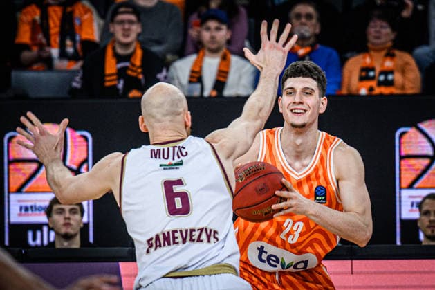 Lazar Mutic (Lietkabelis Panevezys) und Diego Garavaglia (ratiopharm ulm) im Zweikampf waehrend des EuroCup spiels zwischen ratiopharm ulm vs Lietkabelis Panevezys in der ratiopharm Arena am 02. January 2026 in Neu-Ulm, Deutschland. (Foto von Harry Langer DeFodi Images) +++ Lazar Mutic (Lietkabelis Panevezys) und Diego Garavaglia (ratiopharm ulm) battle for the ball during the EuroCup match between ratiopharm ulm vs Lietkabelis Panevezys at ratiopharm Arena on January 2, 2026 in Neu-Ulm, Germany. (Photo by Harry Langer DeFodi Images) (Photo by Harry Langer DeFodi Images) -