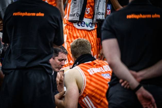 Head Coach Ty Harrelson (ratiopharm ulm) timeout waehrend des EuroCup spiels zwischen ratiopharm ulm vs Lietkabelis Panevezys in der ratiopharm Arena am 02. January 2026 in Neu-Ulm, Deutschland. (Foto von Harry Langer DeFodi Images) +++ Head Coach Ty Harrelson (ratiopharm ulm) timeout during the EuroCup match between ratiopharm ulm vs Lietkabelis Panevezys at ratiopharm Arena on January 2, 2026 in Neu-Ulm, Germany. (Photo by Harry Langer DeFodi Images) (Photo by Harry Langer DeFodi Images) -