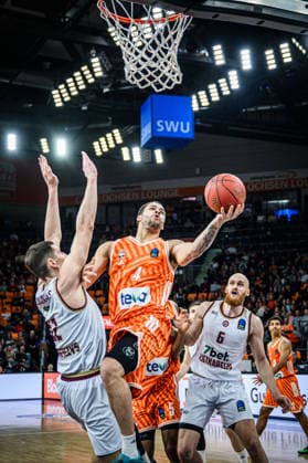Michael Flowers (Lietkabelis Panevezys) und Christopher Ledlum (ratiopharm ulm) im Zweikampf waehrend des EuroCup spiels zwischen ratiopharm ulm vs Lietkabelis Panevezys in der ratiopharm Arena am 02. January 2026 in Neu-Ulm, Deutschland. (Foto von Harry Langer DeFodi Images) +++ Michael Flowers (Lietkabelis Panevezys) und Christopher Ledlum (ratiopharm ulm) battle for the ball during the EuroCup match between ratiopharm ulm vs Lietkabelis Panevezys at ratiopharm Arena on January 2, 2026 in Neu-Ulm, Germany. (Photo by Harry Langer DeFodi Images) (Photo by Harry Langer DeFodi Images) -