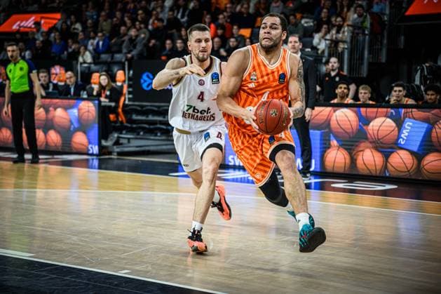 Justas Furmanavicius (Lietkabelis Panevezys) und Christopher Ledlum (ratiopharm ulm) im Zweikampf waehrend des EuroCup spiels zwischen ratiopharm ulm vs Lietkabelis Panevezys in der ratiopharm Arena am 02. January 2026 in Neu-Ulm, Deutschland. (Foto von Harry Langer DeFodi Images) +++ Justas Furmanavicius (Lietkabelis Panevezys) und Christopher Ledlum (ratiopharm ulm) battle for the ball during the EuroCup match between ratiopharm ulm vs Lietkabelis Panevezys at ratiopharm Arena on January 2, 2026 in Neu-Ulm, Germany. (Photo by Harry Langer DeFodi Images) (Photo by Harry Langer DeFodi Images) -
