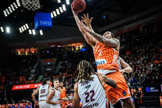 Michael Flowers (Lietkabelis Panevezys) zbd Christopher Ledlum (ratiopharm ulm) im Zweikampf waehrend des EuroCup spiels zwischen ratiopharm ulm vs Lietkabelis Panevezys in der ratiopharm Arena am 02. January 2026 in Neu-Ulm, Deutschland. (Foto von Harry Langer DeFodi Images) +++ Michael Flowers (Lietkabelis Panevezys) zbd Christopher Ledlum (ratiopharm ulm) battle for the ball during the EuroCup match between ratiopharm ulm vs Lietkabelis Panevezys at ratiopharm Arena on January 2, 2026 in Neu-Ulm, Germany. (Photo by Harry Langer DeFodi Images) (Photo by Harry Langer DeFodi Images) -