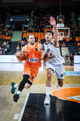 Christopher Ledlum (ratiopharm ulm) und Fardaws Aimaq (Lietkabelis Panevezys) im Zweikampf waehrend des EuroCup spiels zwischen ratiopharm ulm vs Lietkabelis Panevezys in der ratiopharm Arena am 02. January 2026 in Neu-Ulm, Deutschland. (Foto von Harry Langer DeFodi Images) +++ Christopher Ledlum (ratiopharm ulm) und Fardaws Aimaq (Lietkabelis Panevezys) battle for the ball during the EuroCup match between ratiopharm ulm vs Lietkabelis Panevezys at ratiopharm Arena on January 2, 2026 in Neu-Ulm, Germany. (Photo by Harry Langer DeFodi Images) (Photo by Harry Langer DeFodi Images) -