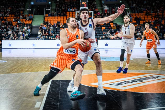Christopher Ledlum (ratiopharm ulm) und Fardaws Aimaq (Lietkabelis Panevezys) im Zweikampf waehrend des EuroCup spiels zwischen ratiopharm ulm vs Lietkabelis Panevezys in der ratiopharm Arena am 02. January 2026 in Neu-Ulm, Deutschland. (Foto von Harry Langer DeFodi Images) +++ Christopher Ledlum (ratiopharm ulm) und Fardaws Aimaq (Lietkabelis Panevezys) battle for the ball during the EuroCup match between ratiopharm ulm vs Lietkabelis Panevezys at ratiopharm Arena on January 2, 2026 in Neu-Ulm, Germany. (Photo by Harry Langer DeFodi Images) (Photo by Harry Langer DeFodi Images) -