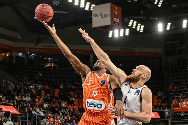 BKT Euro Cup; Ratiopharm Ulm gegen Lietkabelis Panevezys, Ratiopharm Arena Ulm, 02.01.2026 Justin Simon (Ratiopharm Ulm, 15) und Lazar Mutic (BC Lietkabelis Panevezys, 6) im defense Ulm 02.01.2026. 12 Spieltag BKT EuroCup, Ratiopharm Ulm gegen Lietkabelis Panevezys, Ratiopharm Arena Ulm Copyright: xBEAUTIFULxSPORTS Märklx