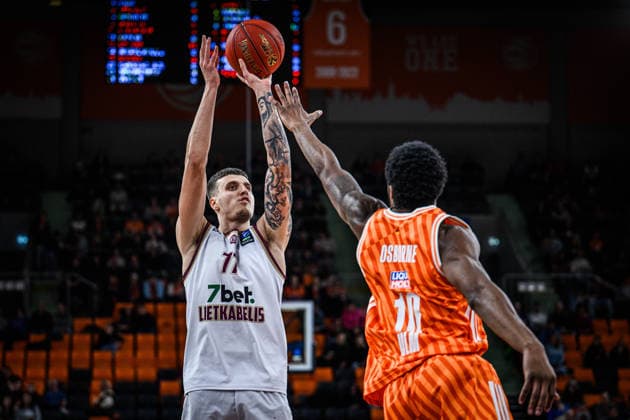 Paulius Danusevicius (Lietkabelis Panevezys) und Malik Osborne (ratiopharm ulm) im Zweikampf waehrend des EuroCup spiels zwischen ratiopharm ulm vs Lietkabelis Panevezys in der ratiopharm Arena am 02. January 2026 in Neu-Ulm, Deutschland. (Foto von Harry Langer DeFodi Images) +++ Paulius Danusevicius (Lietkabelis Panevezys) und Malik Osborne (ratiopharm ulm) battle for the ball during the EuroCup match between ratiopharm ulm vs Lietkabelis Panevezys at ratiopharm Arena on January 2, 2026 in Neu-Ulm, Germany. (Photo by Harry Langer DeFodi Images) (Photo by Harry Langer DeFodi Images) -