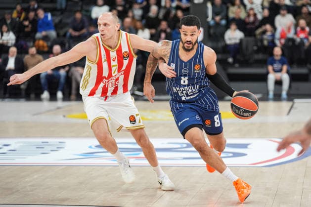 Anadolu Efes v Crvena Zvezda Red Star - EuroLeague ISTANBUL, TURKIYE - JANUARY 02: Anadolu Efes player Nick Weiler-Babb (R) and Crvena Zvezda Red Star player Dejan Davidovac (L) compete for the ball during the EuroLeague week 19 match between Anadolu Efes and Crvena Zvezda Red Star at Basketball Development Center in Istanbul, Turkiye on January 02, 2026. Cemal Yurttas Anadolu Istanbul Turkey. Editorial use only. Please get in touch for any other usage.  Copyright: x2026xAnadoluxCemalxYurttasx