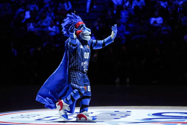 Anadolu Efes v Crvena Zvezda Red Star - EuroLeague ISTANBUL, TURKIYE - JANUARY 02: Anadolu Efes mascot Caylak greets the fans ahead of the EuroLeague week 19 match between Anadolu Efes and Crvena Zvezda Red Star at Basketball Development Center in Istanbul, Turkiye on January 02, 2026. Cemal Yurttas Anadolu Istanbul Turkey. Editorial use only. Please get in touch for any other usage.  Copyright: x2026xAnadoluxCemalxYurttasx