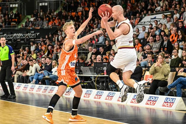 BKT Euro Cup; Ratiopharm Ulm gegen Lietkabelis Panevezys, Ratiopharm Arena Ulm, 02.01.2026 Michael Flowers (BC Lietkabelis Panevezys, 22) gegen Teo Milicic (Ratiopharm Ulm, 44) Ulm 02.01.2026. 12 Spieltag BKT EuroCup, Ratiopharm Ulm gegen Lietkabelis Panevezys, Ratiopharm Arena Ulm Copyright: xBEAUTIFULxSPORTS Märklx
