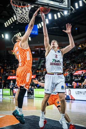 Christopher Ledlum (ratiopharm ulm) und Gabrielius Maldunas (Lietkabelis Panevezys) im Zweikampf waehrend des EuroCup spiels zwischen ratiopharm ulm vs Lietkabelis Panevezys in der ratiopharm Arena am 02. January 2026 in Neu-Ulm, Deutschland. (Foto von Harry Langer DeFodi Images) +++ Christopher Ledlum (ratiopharm ulm) und Gabrielius Maldunas (Lietkabelis Panevezys) battle for the ball during the EuroCup match between ratiopharm ulm vs Lietkabelis Panevezys at ratiopharm Arena on January 2, 2026 in Neu-Ulm, Germany. (Photo by Harry Langer DeFodi Images) (Photo by Harry Langer DeFodi Images) -