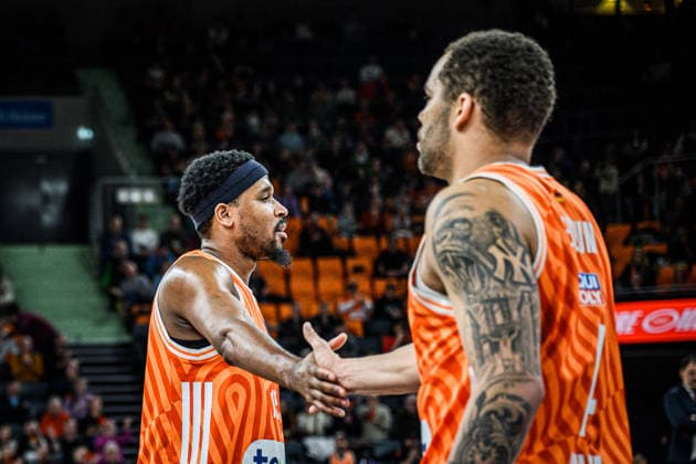 Justin Simon (ratiopharm ulm) und Christopher Ledlum (ratiopharm ulm) gestikuliert, gestik waehrend des EuroCup spiels zwischen ratiopharm ulm vs Lietkabelis Panevezys in der ratiopharm Arena am 02. January 2026 in Neu-Ulm, Deutschland. (Foto von Harry Langer DeFodi Images) +++ Justin Simon (ratiopharm ulm) und Christopher Ledlum (ratiopharm ulm) gestures during the EuroCup match between ratiopharm ulm vs Lietkabelis Panevezys at ratiopharm Arena on January 2, 2026 in Neu-Ulm, Germany. (Photo by Harry Langer DeFodi Images) (Photo by Harry Langer DeFodi Images) -