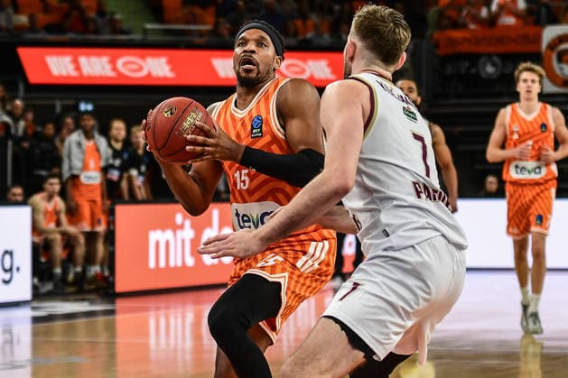 BKT Euro Cup; Ratiopharm Ulm gegen Lietkabelis Panevezys, Ratiopharm Arena Ulm, 02.01.2026 Justin Simon (Ratiopharm Ulm, 15) gegen Kristian Kullam.ae (BC Lietkabelis Panevezys, 7) Ulm 02.01.2026. 12 Spieltag BKT EuroCup, Ratiopharm Ulm gegen Lietkabelis Panevezys, Ratiopharm Arena Ulm Copyright: xBEAUTIFULxSPORTS Märklx