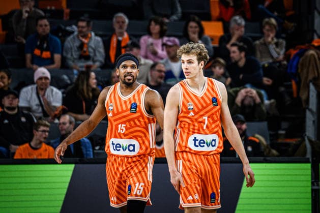 Justin Simon (ratiopharm ulm) und Tobias Jensen (ratiopharm ulm) enttaeusscht waehrend des EuroCup spiels zwischen ratiopharm ulm vs Lietkabelis Panevezys in der ratiopharm Arena am 02. January 2026 in Neu-Ulm, Deutschland. (Foto von Harry Langer DeFodi Images) +++ Justin Simon (ratiopharm ulm) und Tobias Jensen (ratiopharm ulm) looks dejected during the EuroCup match between ratiopharm ulm vs Lietkabelis Panevezys at ratiopharm Arena on January 2, 2026 in Neu-Ulm, Germany. (Photo by Harry Langer DeFodi Images) (Photo by Harry Langer DeFodi Images) -