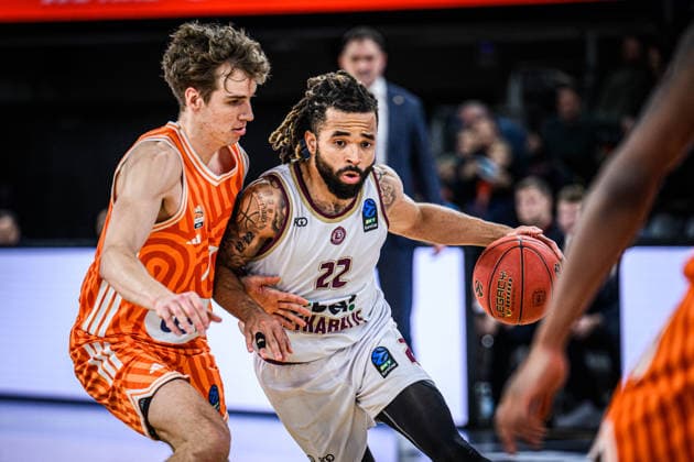 Tobias Jensen (ratiopharm ulm) und Michael Flowers (Lietkabelis Panevezys) im Zweikampf waehrend des EuroCup spiels zwischen ratiopharm ulm vs Lietkabelis Panevezys in der ratiopharm Arena am 02. January 2026 in Neu-Ulm, Deutschland. (Foto von Harry Langer DeFodi Images) +++ Tobias Jensen (ratiopharm ulm) und Michael Flowers (Lietkabelis Panevezys) battle for the ball during the EuroCup match between ratiopharm ulm vs Lietkabelis Panevezys at ratiopharm Arena on January 2, 2026 in Neu-Ulm, Germany. (Photo by Harry Langer DeFodi Images) (Photo by Harry Langer DeFodi Images) -