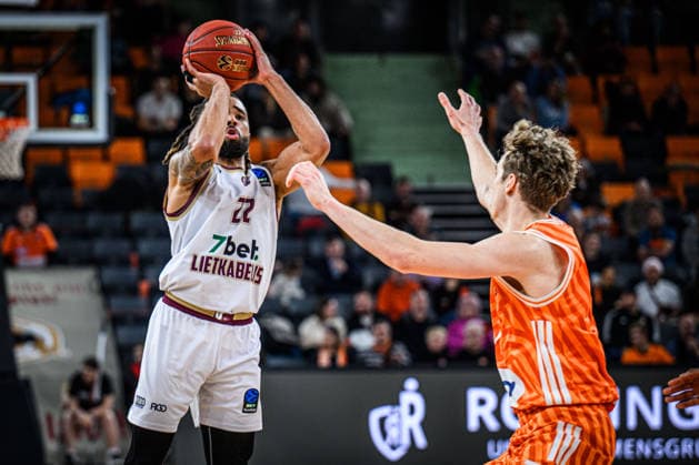 Michael Flowers (Lietkabelis Panevezys) und Tobias Jensen (ratiopharm ulm) im Zweikampf waehrend des EuroCup spiels zwischen ratiopharm ulm vs Lietkabelis Panevezys in der ratiopharm Arena am 02. January 2026 in Neu-Ulm, Deutschland. (Foto von Harry Langer DeFodi Images) +++ Michael Flowers (Lietkabelis Panevezys) und Tobias Jensen (ratiopharm ulm) battle for the ball during the EuroCup match between ratiopharm ulm vs Lietkabelis Panevezys at ratiopharm Arena on January 2, 2026 in Neu-Ulm, Germany. (Photo by Harry Langer DeFodi Images) (Photo by Harry Langer DeFodi Images) -