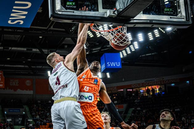 Justas Furmanavicius (Lietkabelis Panevezys) und Justin Simon (ratiopharm ulm) im Zweikampf waehrend des EuroCup spiels zwischen ratiopharm ulm vs Lietkabelis Panevezys in der ratiopharm Arena am 02. January 2026 in Neu-Ulm, Deutschland. (Foto von Harry Langer DeFodi Images) +++ Justas Furmanavicius (Lietkabelis Panevezys) und Justin Simon (ratiopharm ulm) battle for the ball during the EuroCup match between ratiopharm ulm vs Lietkabelis Panevezys at ratiopharm Arena on January 2, 2026 in Neu-Ulm, Germany. (Photo by Harry Langer DeFodi Images) (Photo by Harry Langer DeFodi Images) -