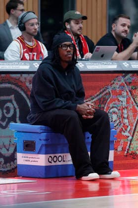 Im Bild: Der verletzte Marcus Carr(Wuerzburg Baskets, 5) muss zuschauen. 02.01.2026, Fitness First Wuerzburg Baskets vs. Veolia Towers Hamburg, easyCredit BBL, 14. Spieltag, Deutschland, 97072, tectake-Arena Wuerzburg, Copyright: HMBxMedia xJulienxBecker