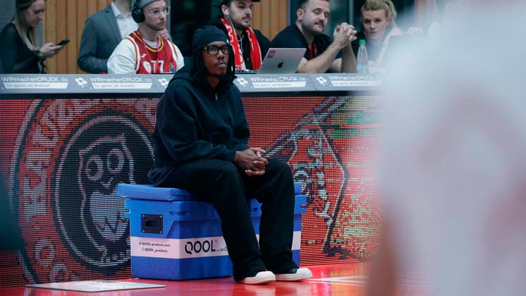 Im Bild: Der verletzte Marcus Carr(Wuerzburg Baskets, 5) muss zuschauen. 02.01.2026, Fitness First Wuerzburg Baskets vs. Veolia Towers Hamburg, easyCredit BBL, 14. Spieltag, Deutschland, 97072, tectake-Arena Wuerzburg, Copyright: HMBxMedia xJulienxBecker