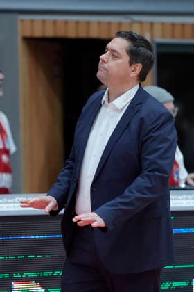 Im Bild: Head-Coach Sasa Filipovski (Wuerzburg Baskets) signalisiert dass seine Spieler ruhig bleiben sollen. 02.01.2026, Fitness First Wuerzburg Baskets vs. Veolia Towers Hamburg, easyCredit BBL, 14. Spieltag, Deutschland, 97072, tectake-Arena Wuerzburg, Copyright: HMBxMedia xJulienxBecker